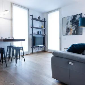 https://apt-italianway-albani-20.italymilanhotels.net